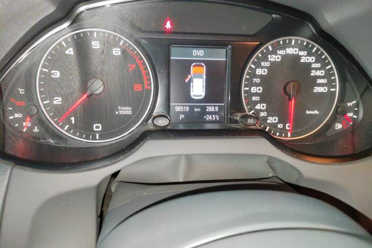 Used Audi Q5 2010 3.2 FSI Sport Edition Odometer Close Up