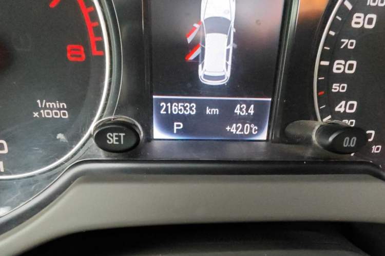 Used Audi Q5 2010 3.2 FSI Sport Edition Odometer Close Up