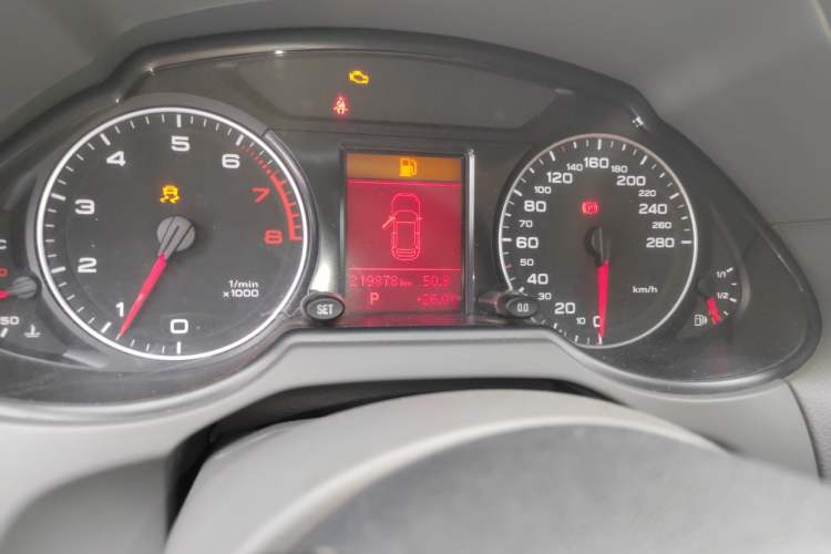 Used Audi Q5 2010 2.0TFSI Technology Edition Odometer Close Up