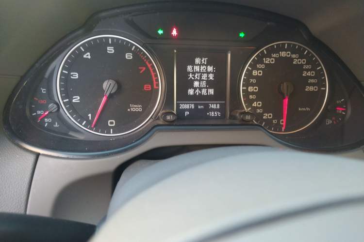 Used Audi Q5 2010 3.2 FSI Sport Edition Odometer Close Up