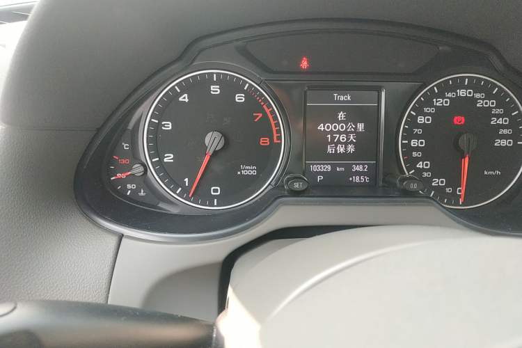 Used Audi Q5 2010 3.2 FSI Sport Edition Odometer Close Up