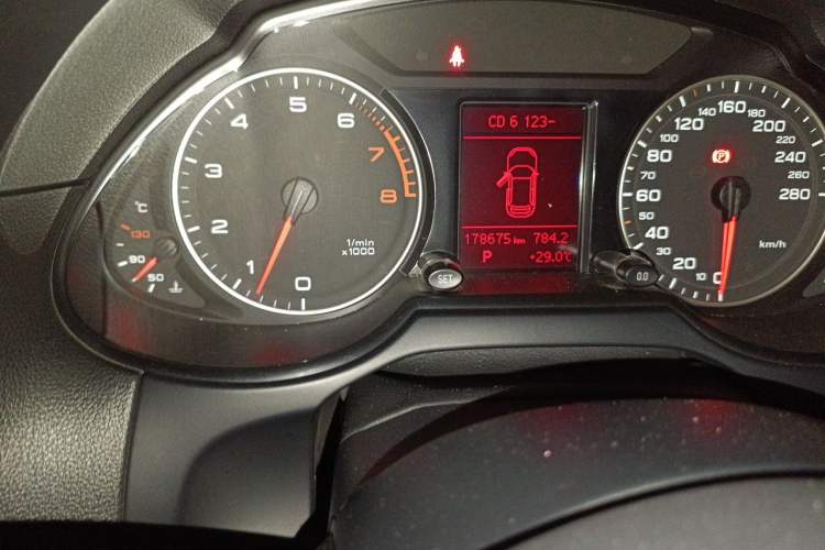 Used Audi Q5 2010 2.0TFSI Sport Edition Odometer Close Up