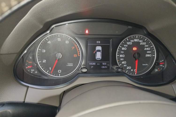 Used Audi Q5 2010 3.2 FSI Sport Edition Odometer Close Up
