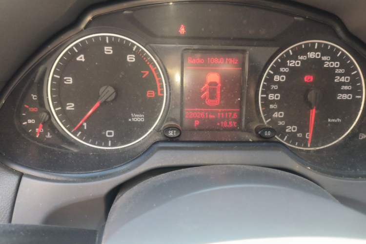 Used Audi Q5 2010 2.0TFSI Technology Edition Odometer Close Up