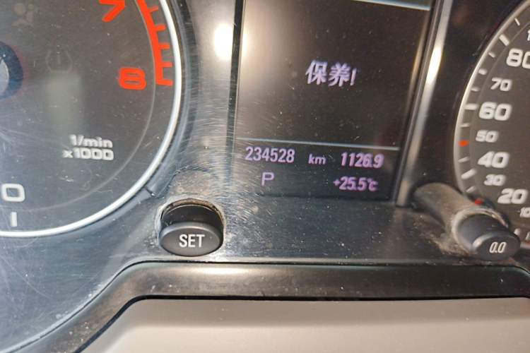 Used Audi Q5 2010 3.2 FSI Sport Edition Odometer Close Up