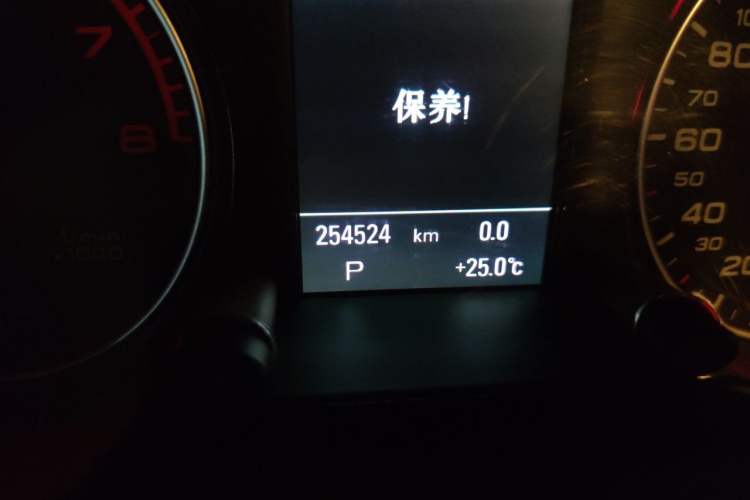 Used Audi Q5 2010 3.2 FSI Sport Edition Odometer Close Up