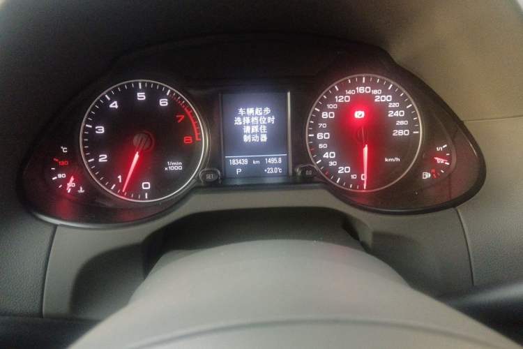 Used Audi Q5 2010 3.2 FSI Sport Edition Odometer Close Up