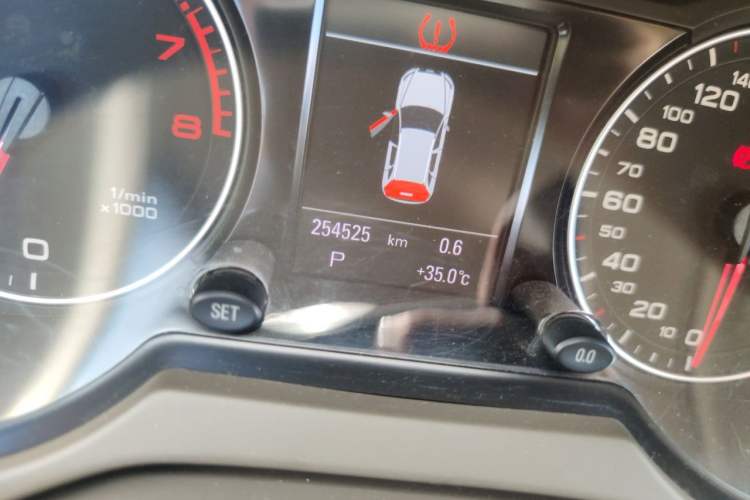 Used Audi Q5 2010 3.2 FSI Sport Edition Odometer Close Up