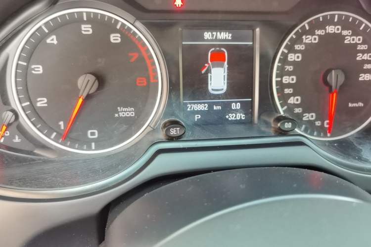 Used Audi Q5 2010 2.0TFSI Comfort Version Odometer Close Up