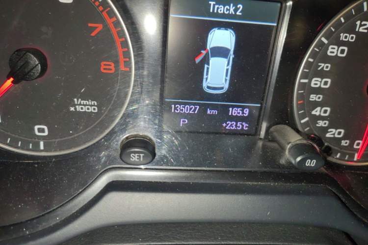 Used Audi Q5 2010 3.2 FSI Sport Edition Odometer Close Up