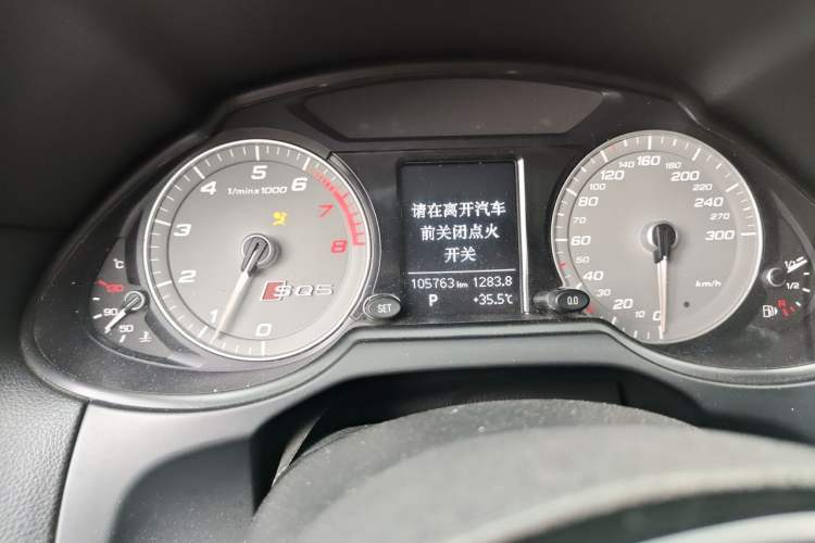 Used Audi Q5 2010 2.0TFSI Off-Road Version Odometer Close Up