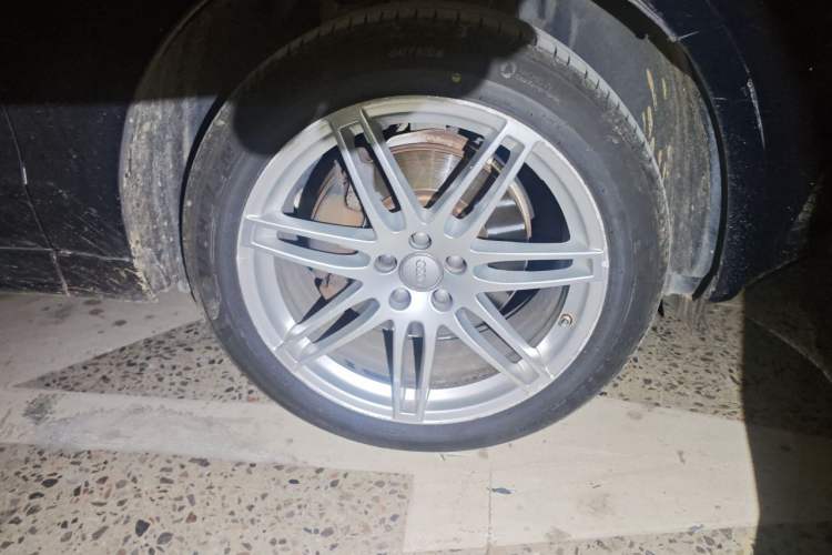 Used Audi Q5 2010 3.2 FSI Sport Edition Right Front Wheel Hub