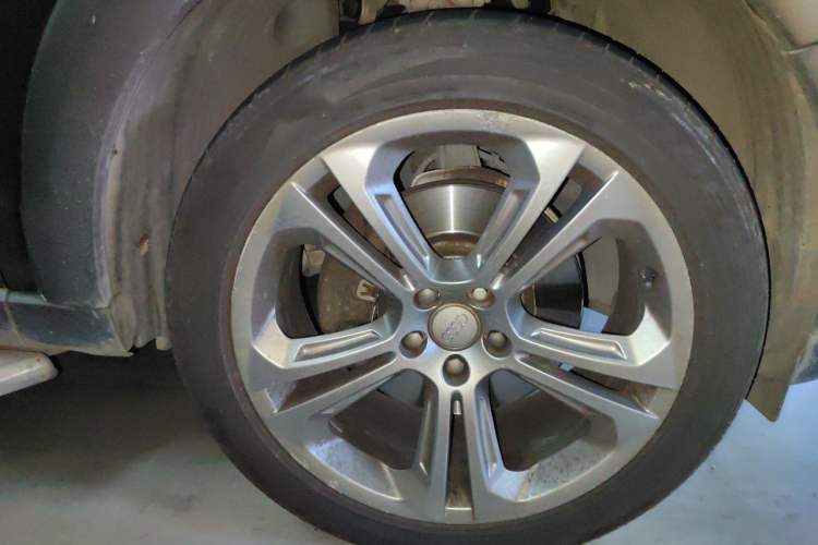 Used Audi Q5 2010 3.2 FSI Off-road Version Right Front Wheel Hub
