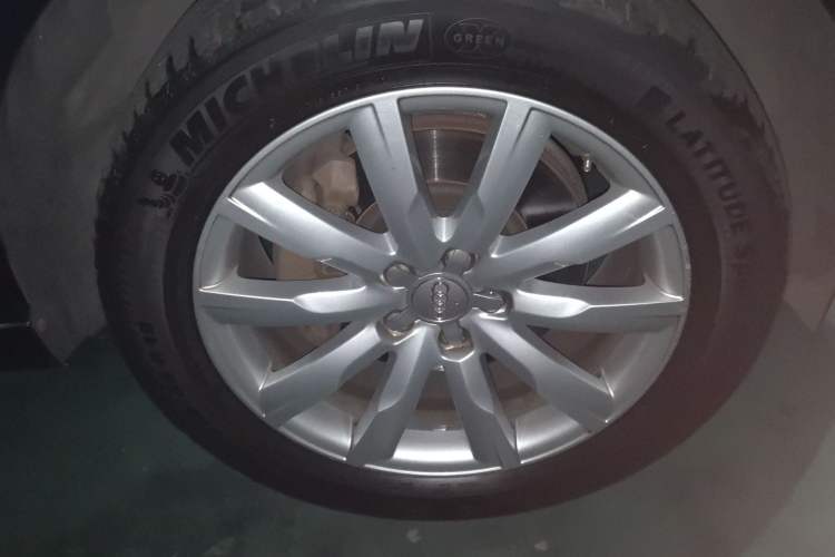 Used Audi Q5 2010 3.2 FSI Sport Edition Right Front Wheel Hub