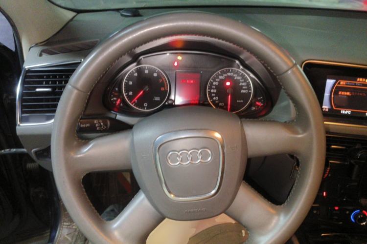 Used Audi Q5 2010 2.0TFSI Trendy Edition Steering Wheel