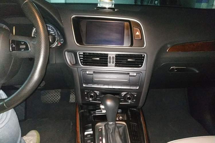 Used Audi Q5 2010 2.0TFSI Off-Road Version Audio And AC Panel