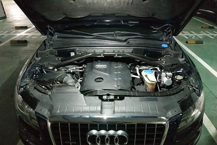 Used Audi Q5 2010 2.0TFSI Off-Road Version Engine Bay
