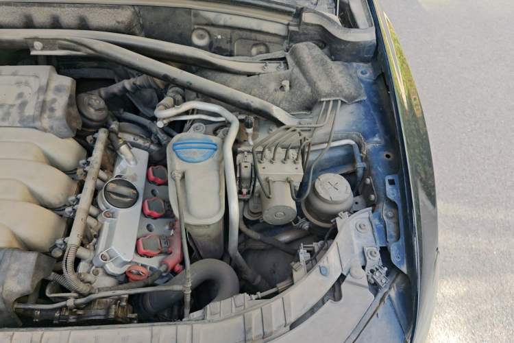 Used Audi Q5 2010 3.2 FSI Off-road Version Engine Bay Left