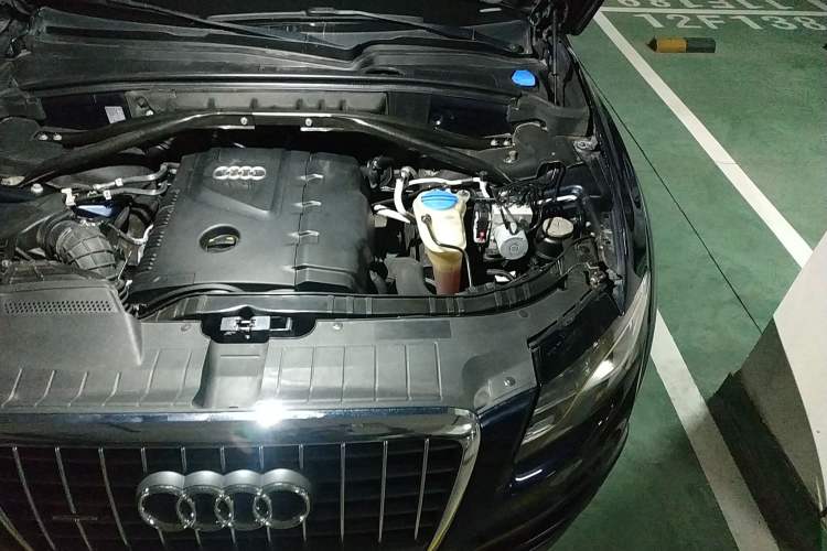 Used Audi Q5 2010 2.0TFSI Off-Road Version Engine Bay Left