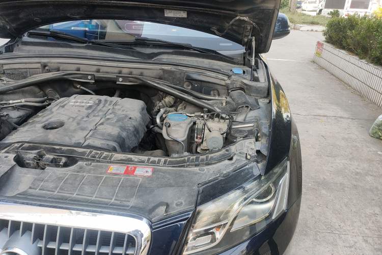 Used Audi Q5 2010 2.0TFSI Comfort Version Engine Bay Left