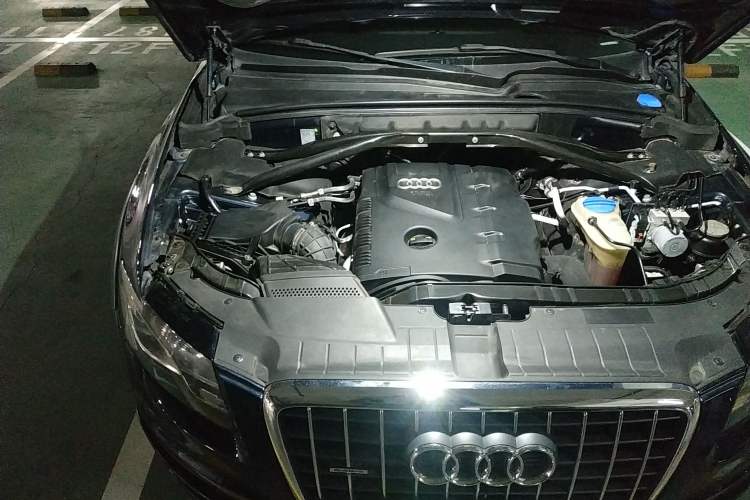Used Audi Q5 2010 2.0TFSI Off-Road Version Engine Bay Right