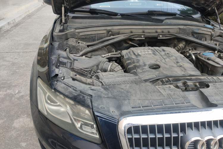Used Audi Q5 2010 2.0TFSI Comfort Version Engine Bay Right