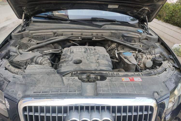 Used Audi Q5 2010 2.0TFSI Comfort Version Engine Bay