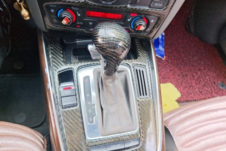 Used Audi Q5 2010 3.2 FSI Off-road Version Gear Lever