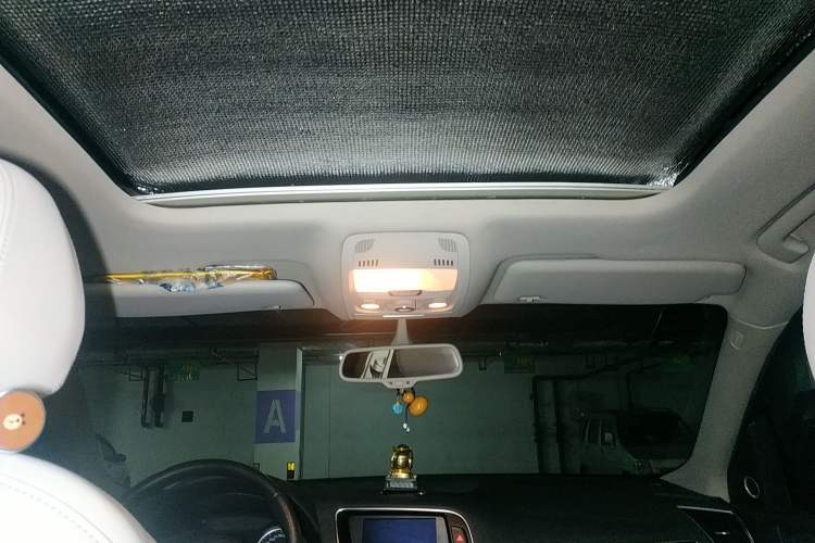 Used Audi Q5 2010 2.0TFSI Off-Road Version Headliner