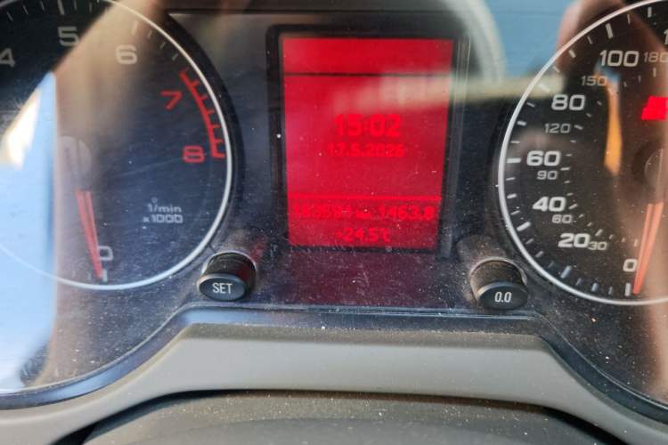 Used Audi Q5 2010 3.2 FSI Off-road Version Odometer Close Up