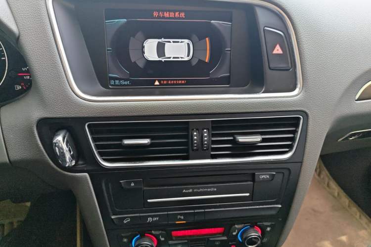 Used Audi Q5 2010 3.2 FSI Sport Edition Audio And AC Panel