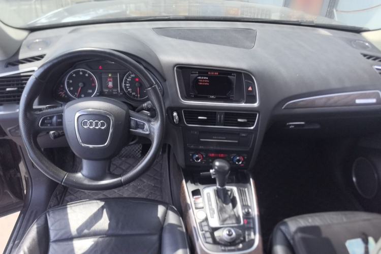 Used Audi Q5 2010 3.2 FSI Sport Edition Center Console