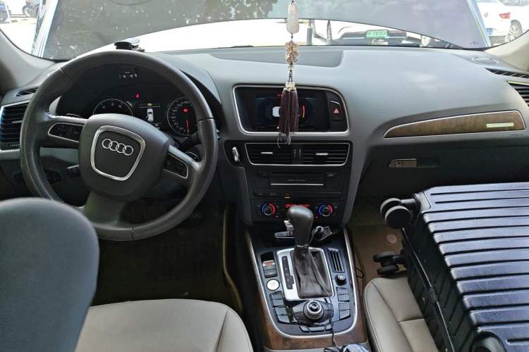 Used Audi Q5 2010 3.2 FSI Sport Edition Center Console