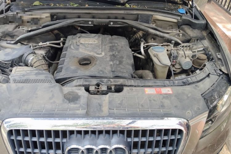 Used Audi Q5  Engine Bay