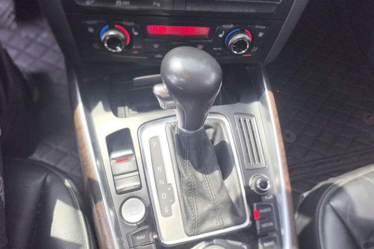 Used Audi Q5 2010 3.2 FSI Sport Edition Gear Lever