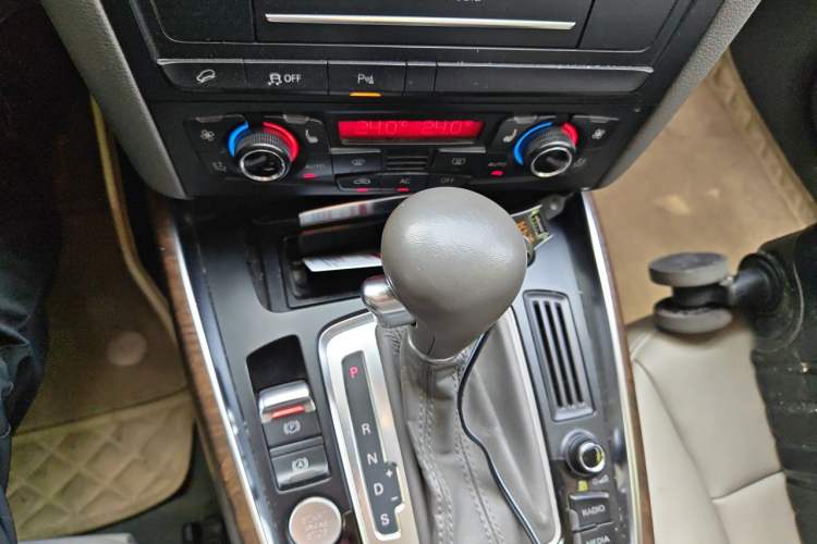 Used Audi Q5 2010 3.2 FSI Sport Edition Gear Lever