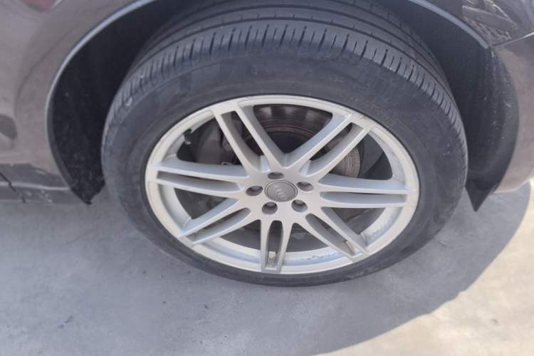 Used Audi Q5 2010 3.2 FSI Sport Edition Right Front Wheel Hub