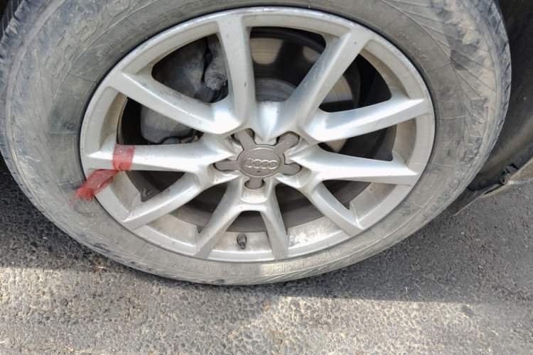 Used Audi Q5  Right Front Wheel Hub