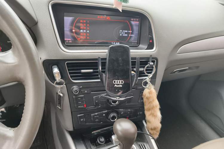 Used Audi Q5 2010 2.0TFSI Trendy Edition Audio And AC Panel