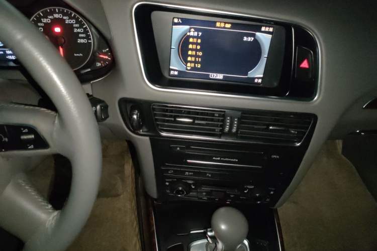 Used Audi Q5 2010 2.0TFSI Trendy Edition Audio And AC Panel