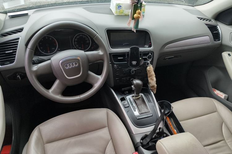 Used Audi Q5 2010 2.0TFSI Trendy Edition Center Console