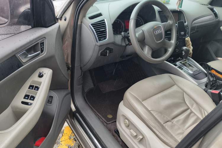 Used Audi Q5 2010 2.0TFSI Trendy Edition Driver Seat
