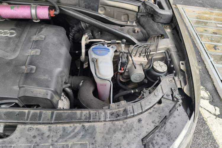 Used Audi Q5 2010 2.0TFSI Trendy Edition Engine Bay Left