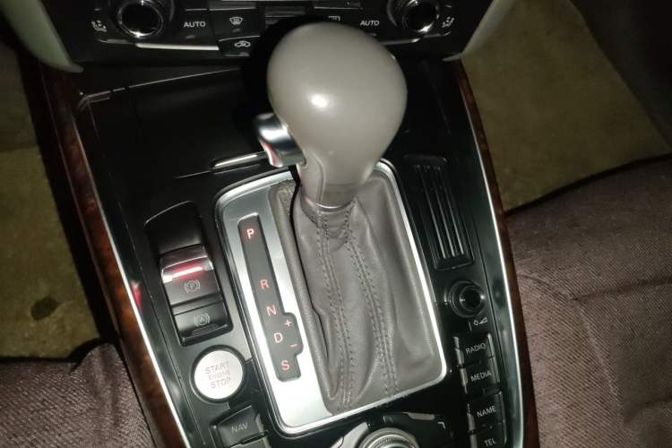 Used Audi Q5 2010 2.0TFSI Trendy Edition Gear Lever