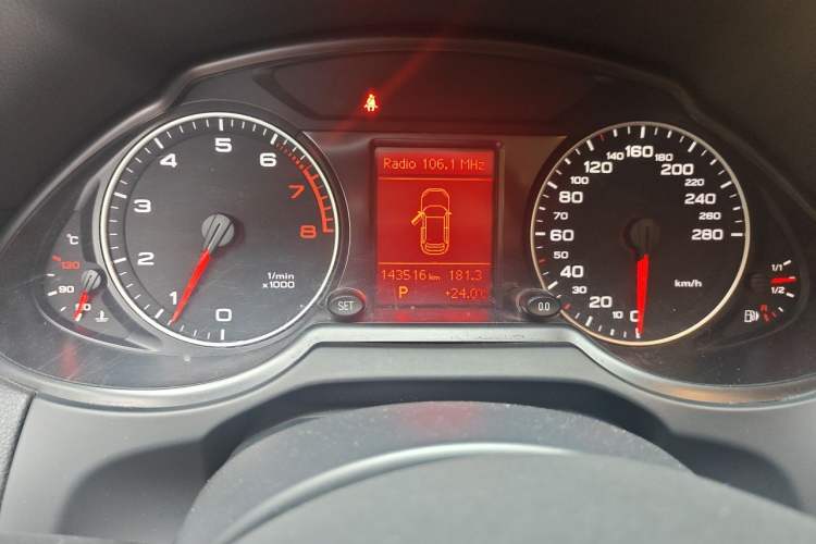 Used Audi Q5 2010 2.0TFSI Technology Edition Odometer Close Up