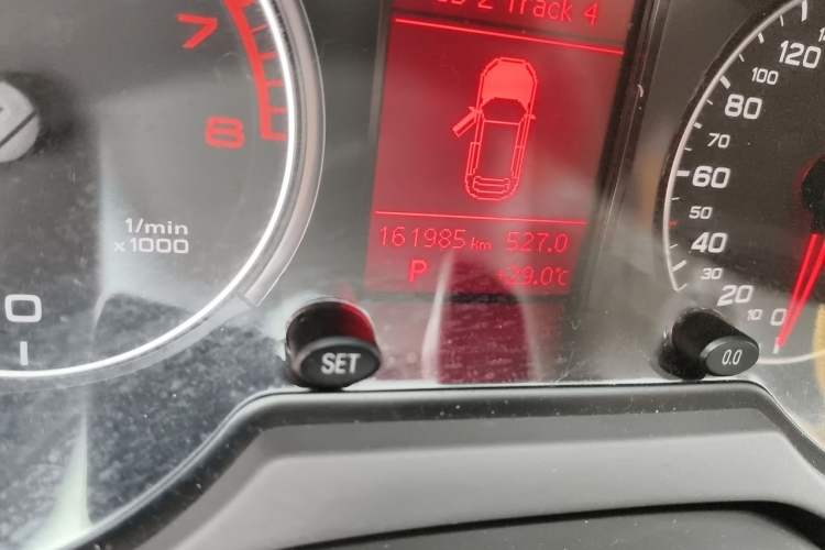Used Audi Q5 2010 2.0TFSI Trendy Edition Odometer Close Up