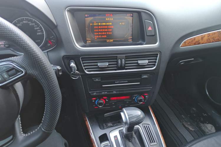 Used Audi Q5 2010 2.0TFSI Trendy Edition Audio And AC Panel