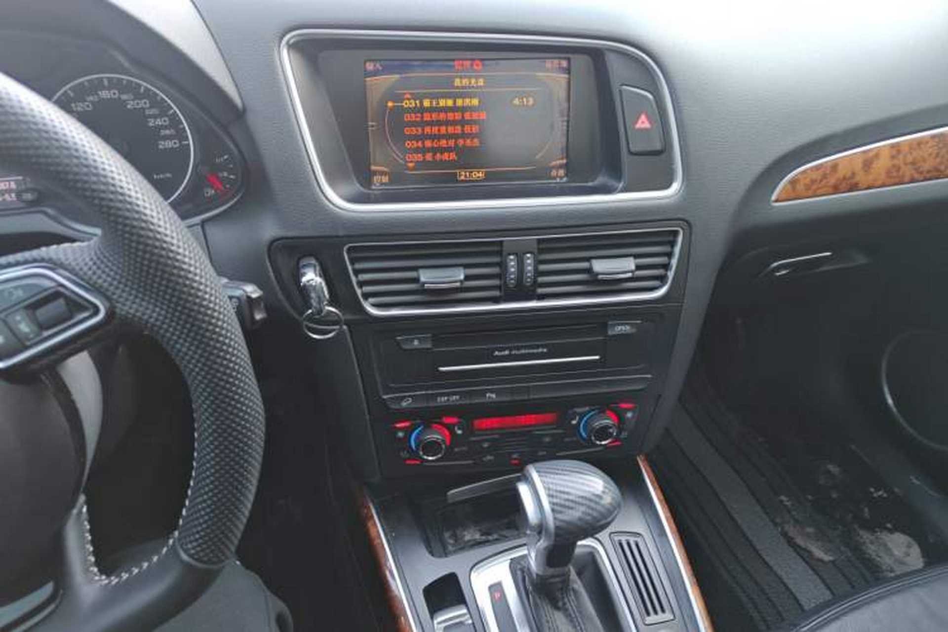 Used Audi Q5 2010 2.0TFSI Trendy Edition Audio And AC Panel