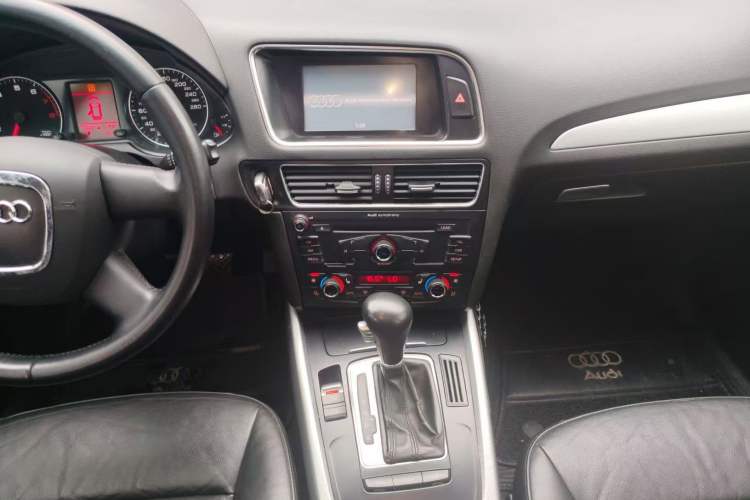 Used Audi Q5 2010 2.0TFSI Technology Edition Audio And AC Panel