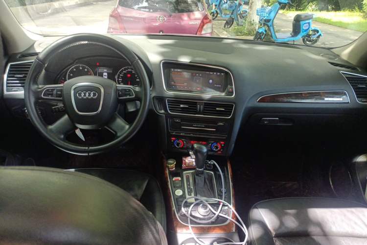 Used Audi Q5 2010 2.0TFSI Trendy Edition Center Console